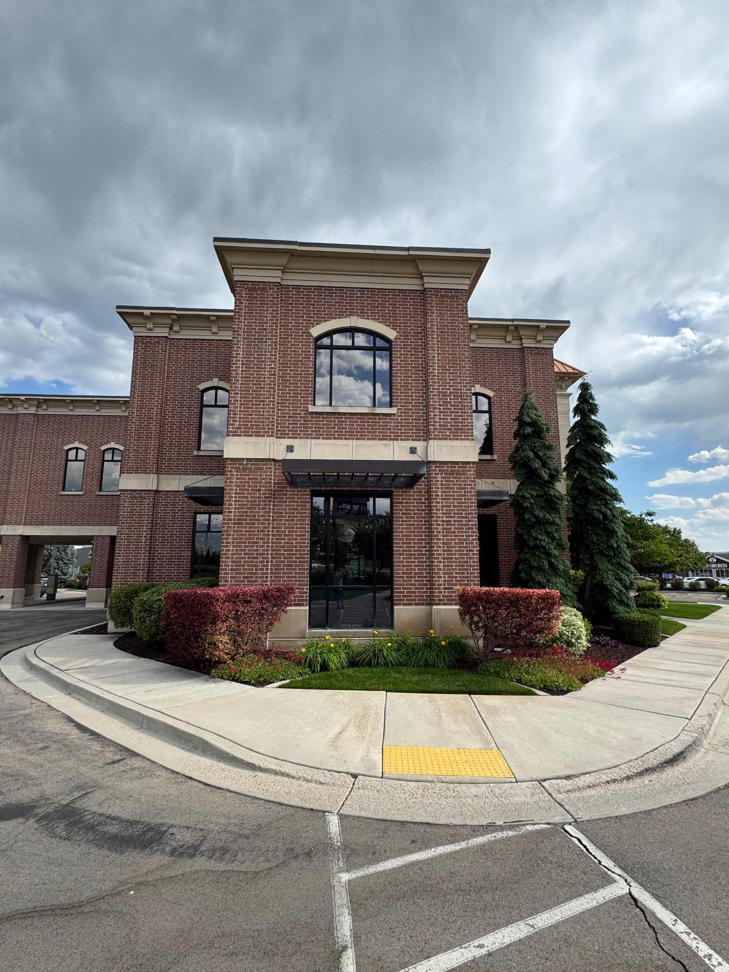 Front of a Central Bank branch with clean exterior windows in Utah
